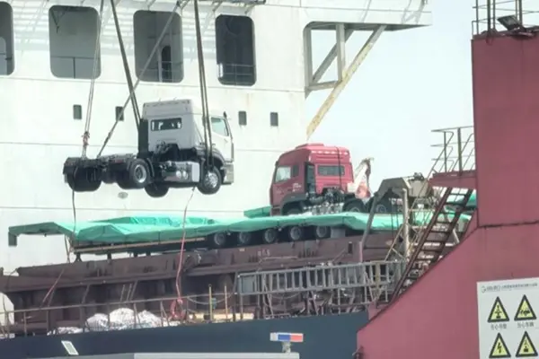 Sinotruk Howo 4x2 traktore kamioiak Saudi Arabiara bidali du