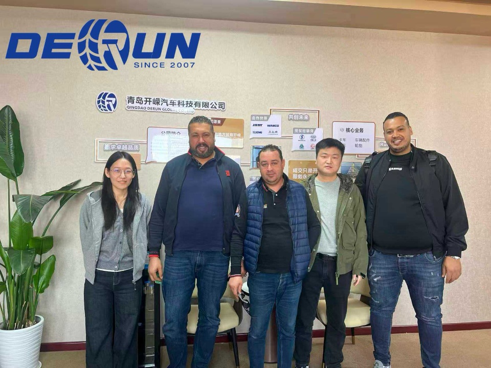 Aljeriako bezeroak Shandong Derun ibilgailua bisitatu zuen Aljeriako bezeroak Shandong Derun ibilgailua bisitatu zuen