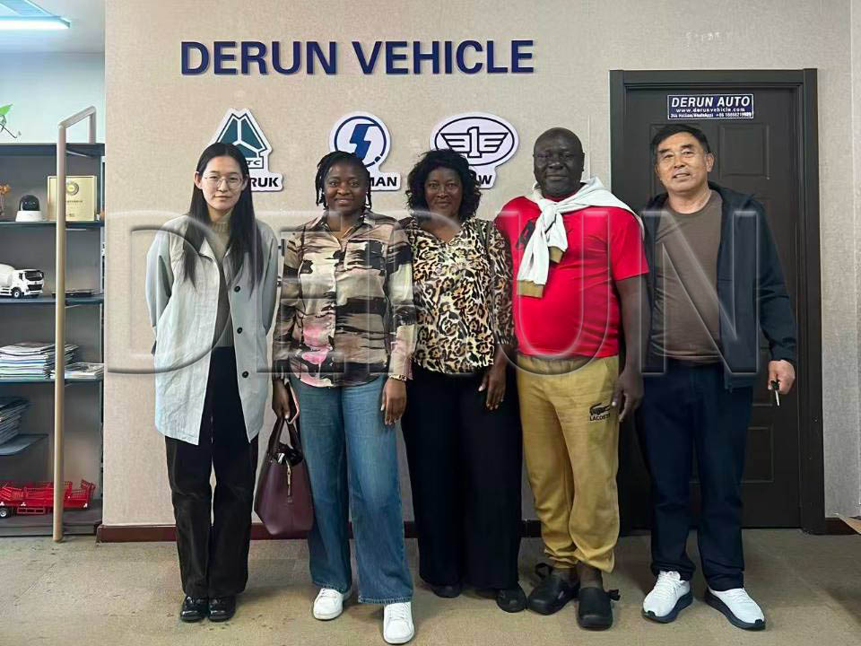 Gaboneko bezeroek Derun Auto bisitatu zuten eta bost kamioi erosi zituzten