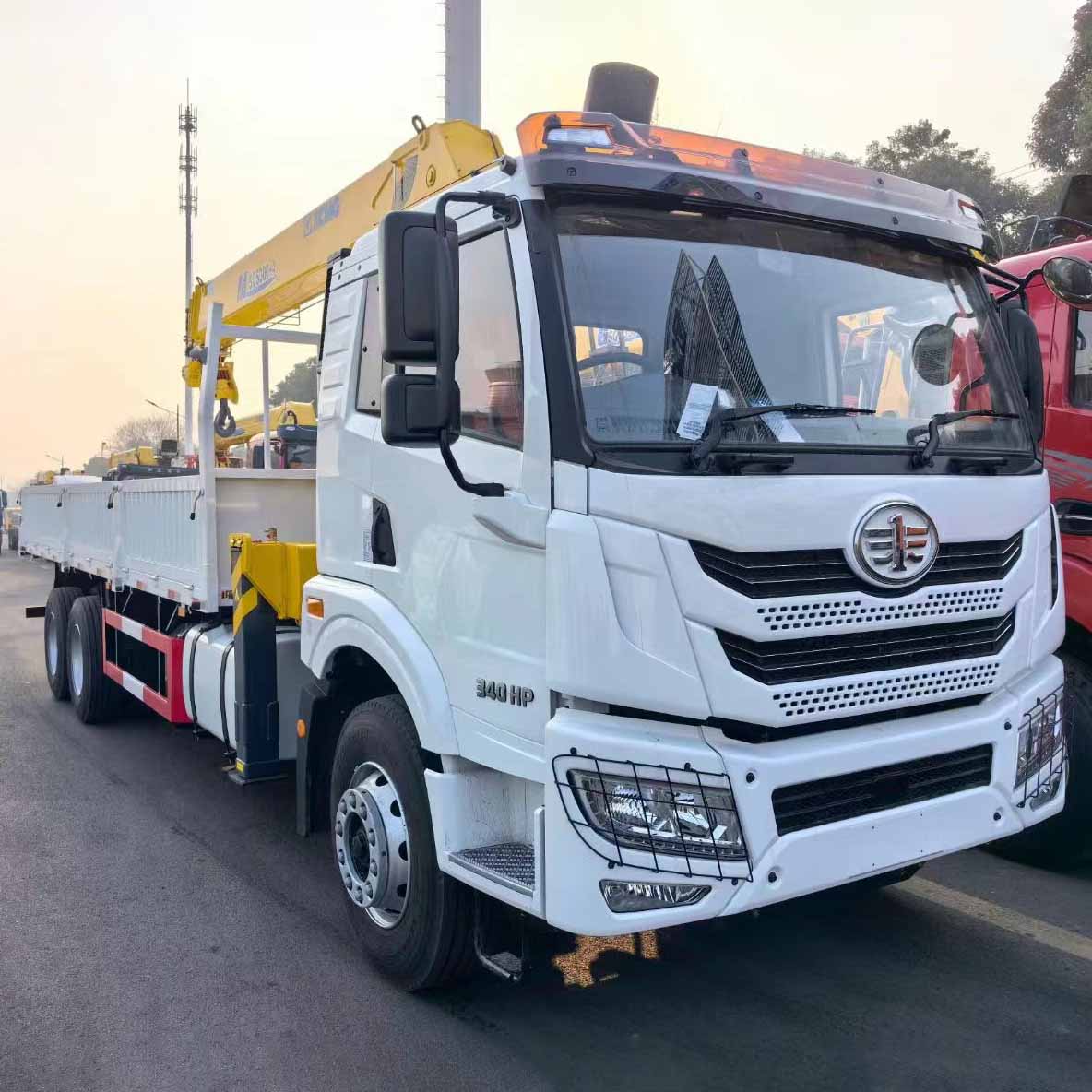 FAW J6P 6X4 350PS Garabi Kamioia