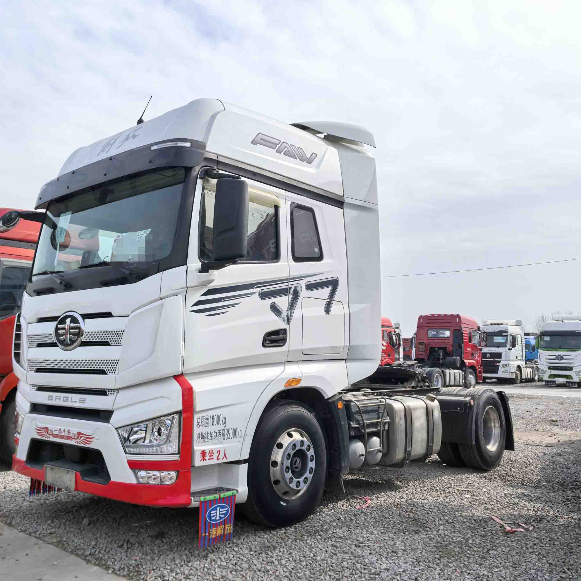 FAW 4x2 J7 traktore kamioia erabiltzen da